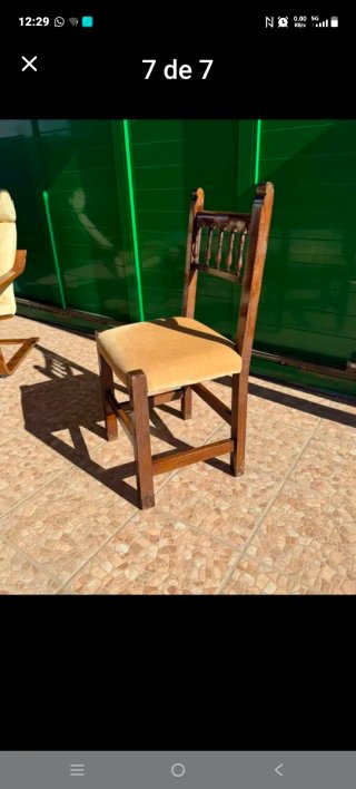 Sillón de madera marrón
