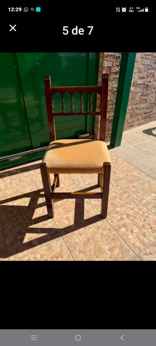 Sillón de madera marrón