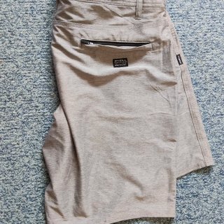 Pantalón corto gris