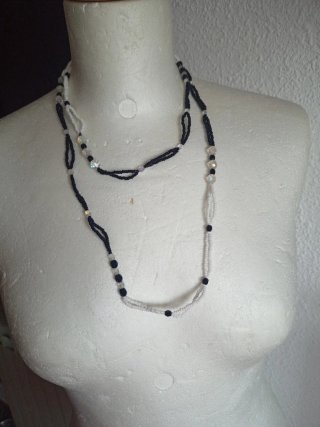 Collar largo con abalorios blancos, negros y crist