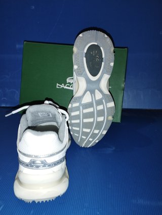 Zapatillas Lacoste Blancas y Plateadas