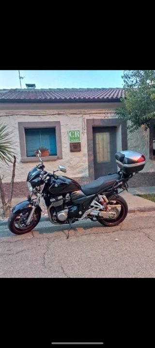 Suzuki GSX 1400 Negra