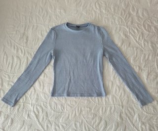 Camiseta azul de manga larga