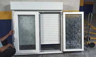 Ventana de PVC abatible doble con persiana.