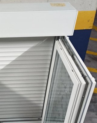 Ventana de PVC abatible doble con persiana.