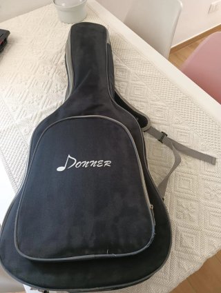 Chitarra acustica nera