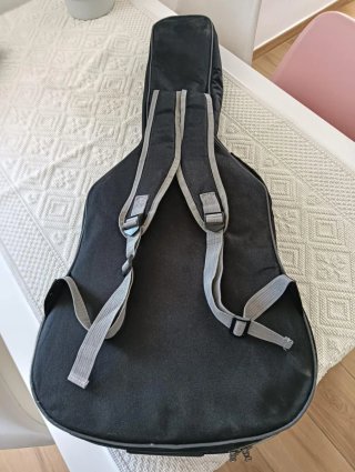 Chitarra acustica nera