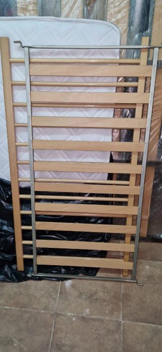 Cuna de madera y colchón