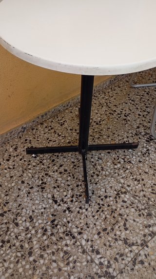 Mesa redonda balcón metal y madera