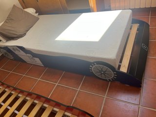 Cama infantil coche de carreras roja e otra azul