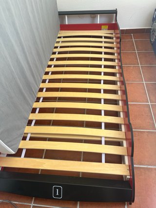 Cama infantil coche de carreras roja e otra azul