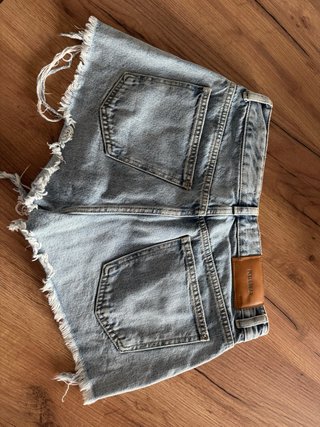 Pull&Bear Pantalón Vaquero Corto Desgastado