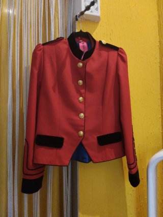 Chaqueta militar roja y negra mujer