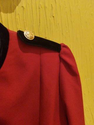 Chaqueta militar roja y negra mujer