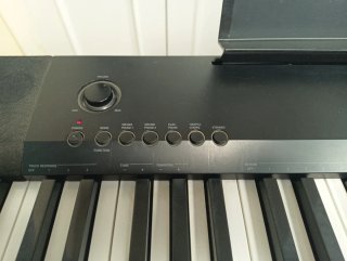 Piano electrónico