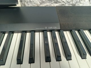 Piano electrónico