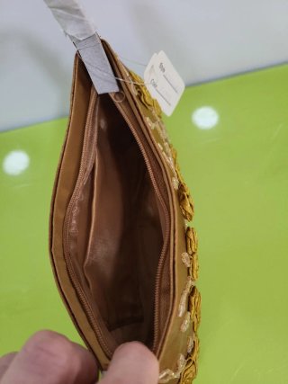 Bolso de mano dorado con flores estrenar