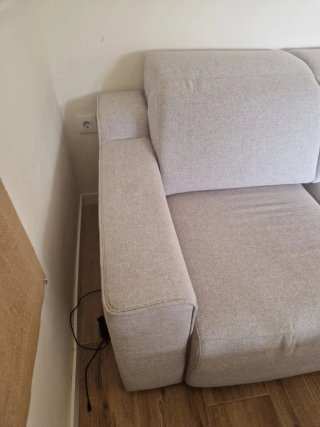 Sofá de tela gris y beige
