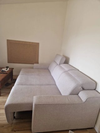Sofá de tela gris y beige