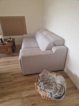 Sofá de tela gris y beige