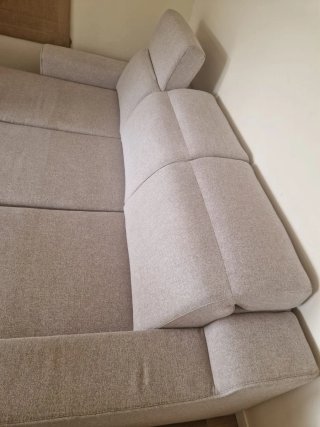 Sofá de tela gris y beige