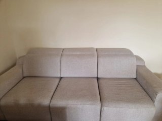 Sofá de tela gris y beige