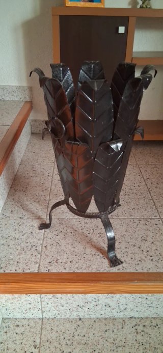 Paragüero antiguo de hierro forjado