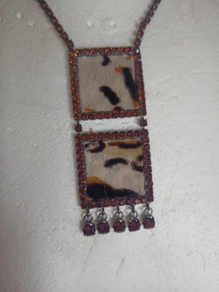 Conjunto collar y pendientes estampado animal