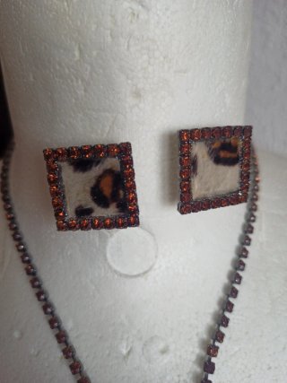 Conjunto collar y pendientes estampado animal
