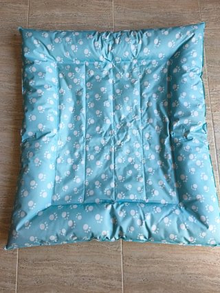 Cama para mascotas con huellas