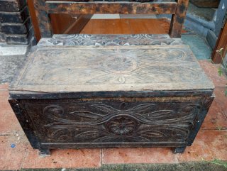 Baúl antiguo de madera tallada