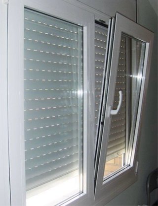 Montaje de oscilobatientes en sus ven PVC/Aluminio