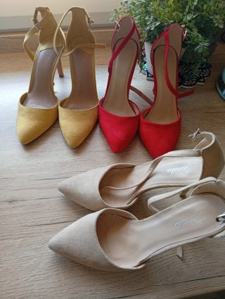 Zapatos de tacón rojos, amarillos y beis