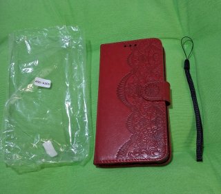 Funda móvil roja con diseño floral