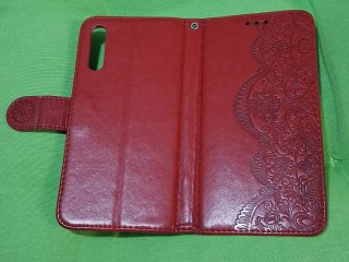 Funda móvil roja con diseño floral