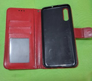 Funda móvil roja con diseño floral
