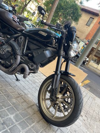 Ducati Scrambler Cafe Racer 2017 Negra. 23000km.