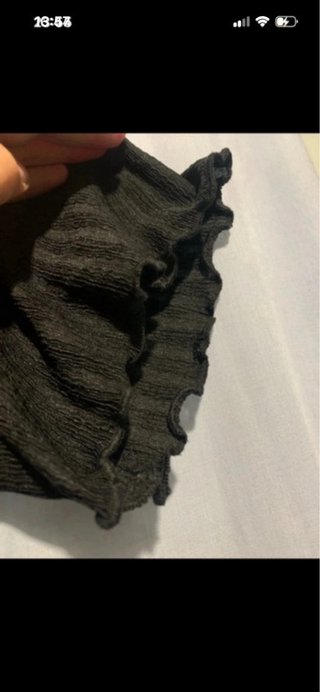 Camiseta negra con volantes