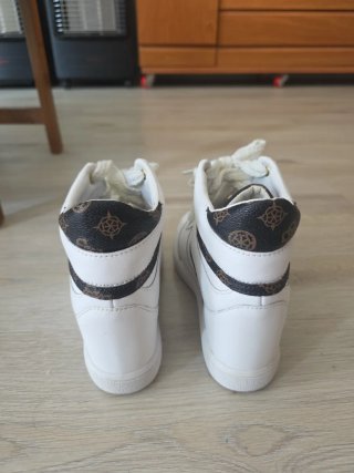 SNEAKERS Guess Blancas y Marrones con tacones