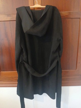 Abrigo negro Zara L con capucha