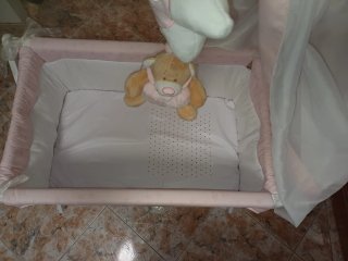 Minicuna bebé con osito y estrellas