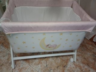 Minicuna bebé con osito y estrellas