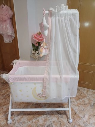 Minicuna bebé con osito y estrellas