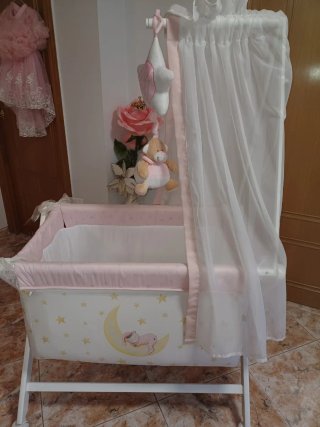 Minicuna bebé con osito y estrellas