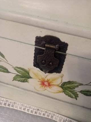 Arcón antiguo decorado con flores
