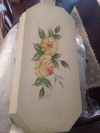 Arcón antiguo decorado con flores