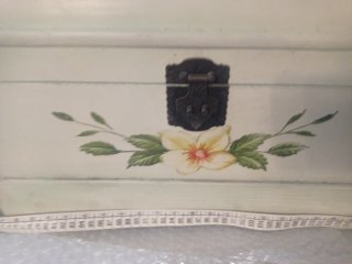 Arcón antiguo decorado con flores