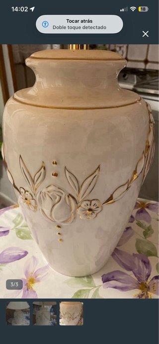 Lámpara cerámica beige y blanca con detalles dorad