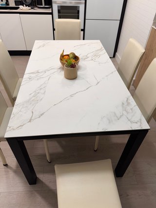 Mesa de comedor moderna mármol y metal