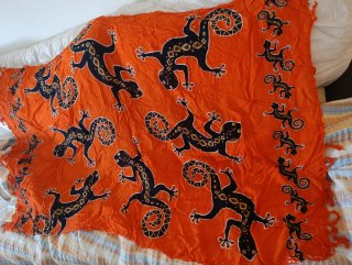 Pareo naranja con estampado de lagartos